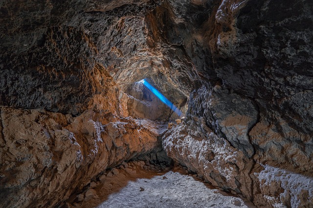 světlo v jeskyni