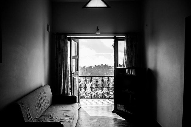 Miestnosť s otvorenými dverami na balkón