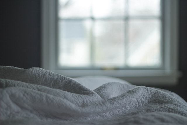 Biela deka na posteli 